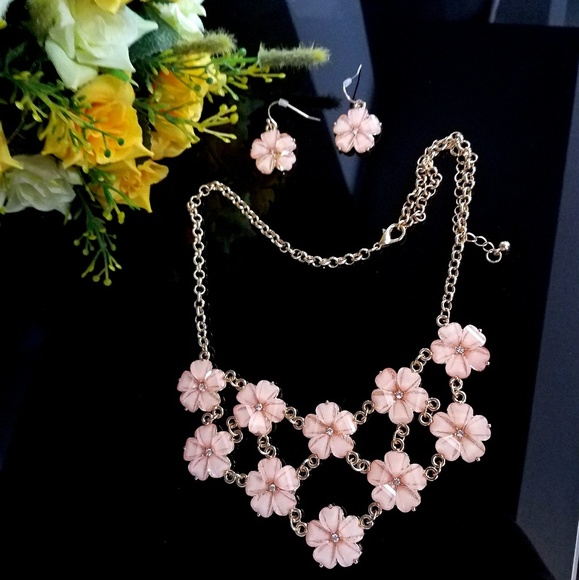 Jewelry - Gold Coral Statement Necklace Set